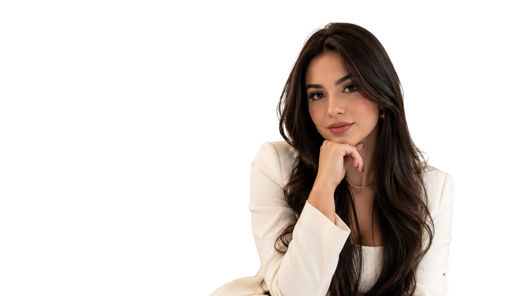 Gabriela Carvalho, de blazer branco, com a mão apoiada no queixo